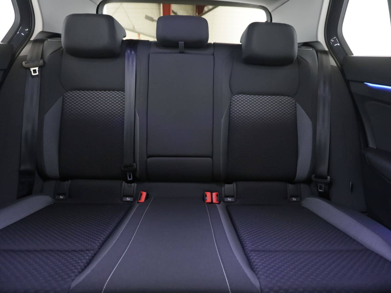 Volkswagen Golf VIII 1.5 TSI Active LED+RFK+Navi+StandH foto 19