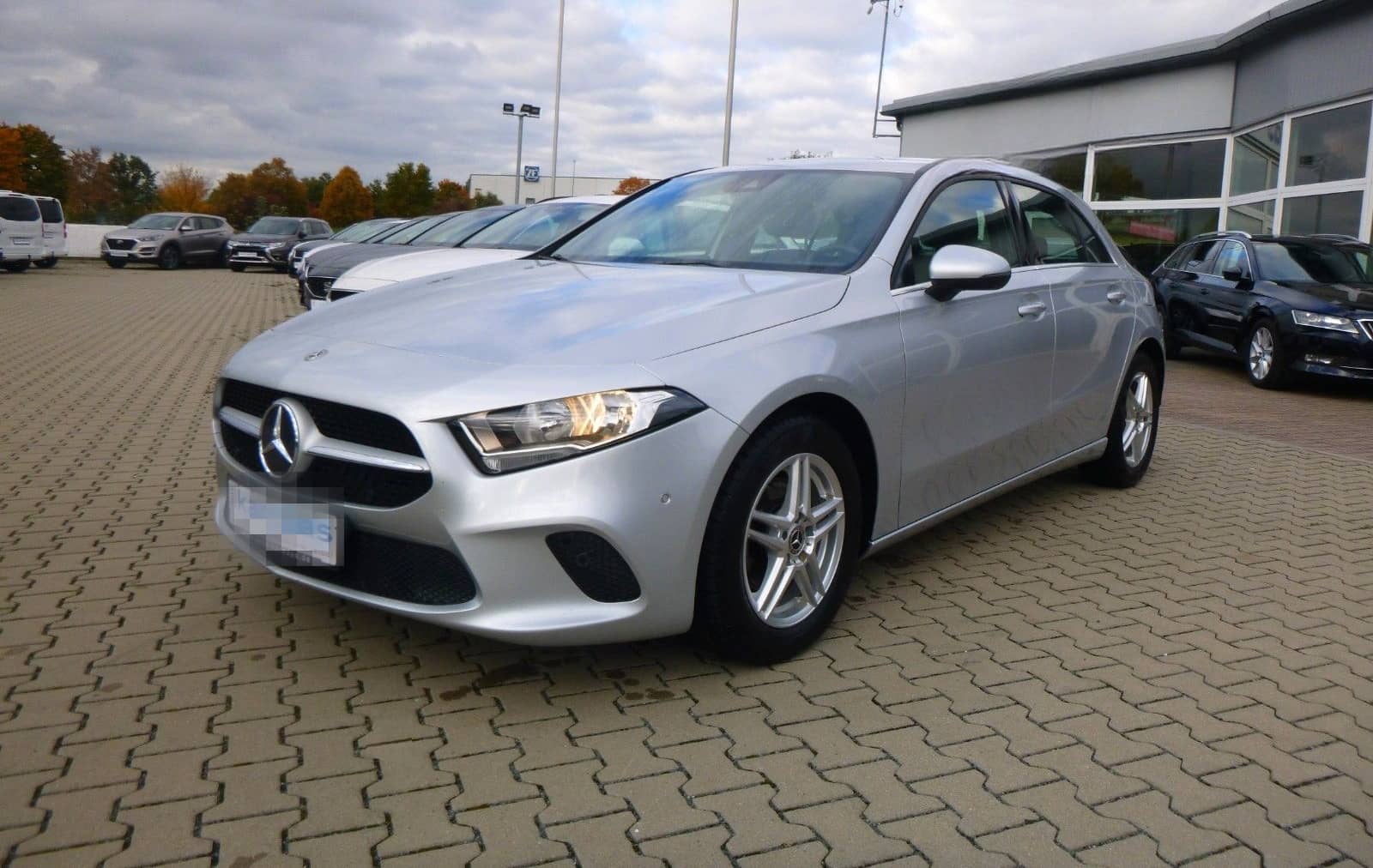 Mercedes-Benz A 180 >AUT/NAV/PDC/Sitzheizung< foto 1