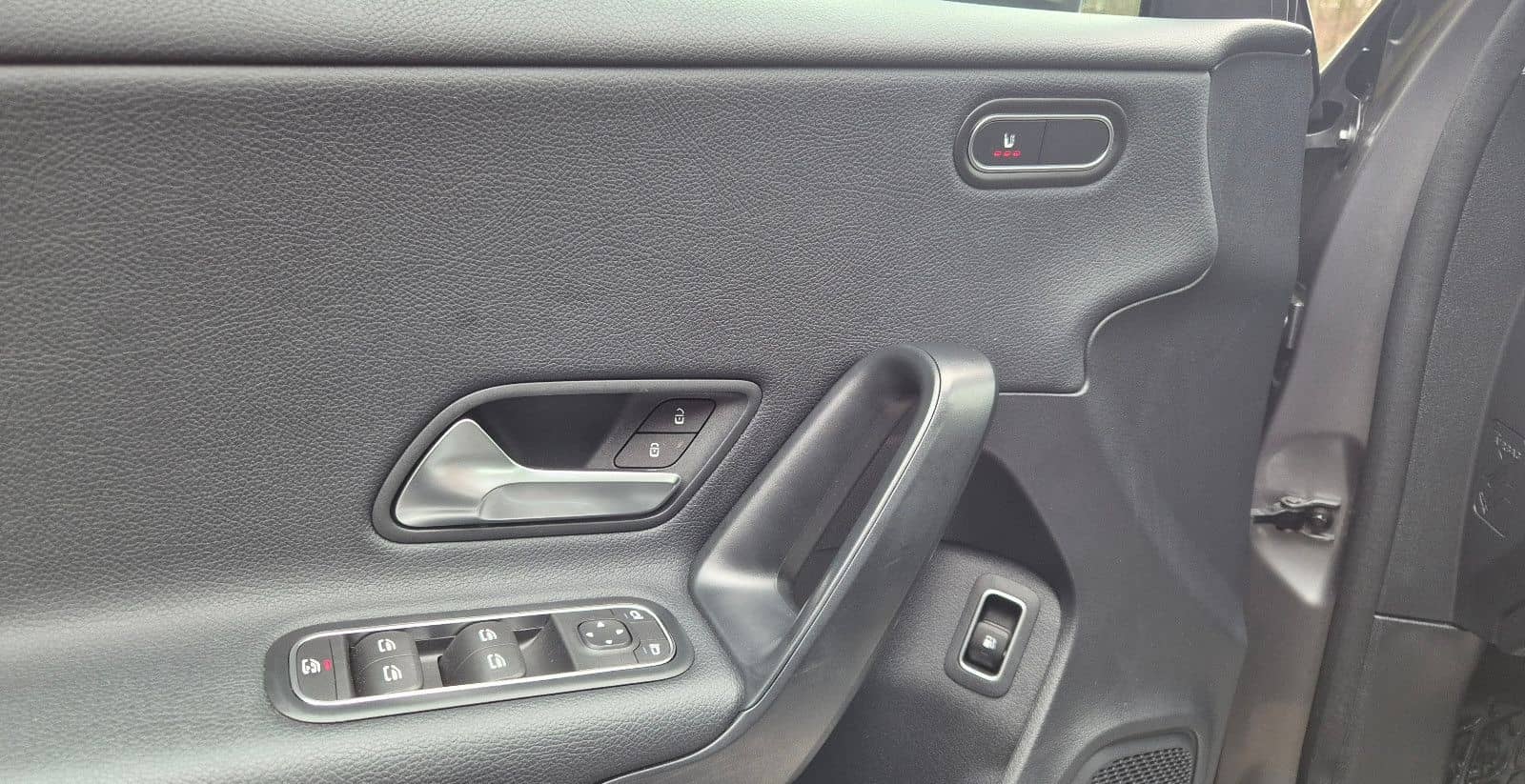 Mercedes-Benz A 250 e DCT/NAVI/ACC/CarPlay/Android/DAB/SHZ/ALU foto 9