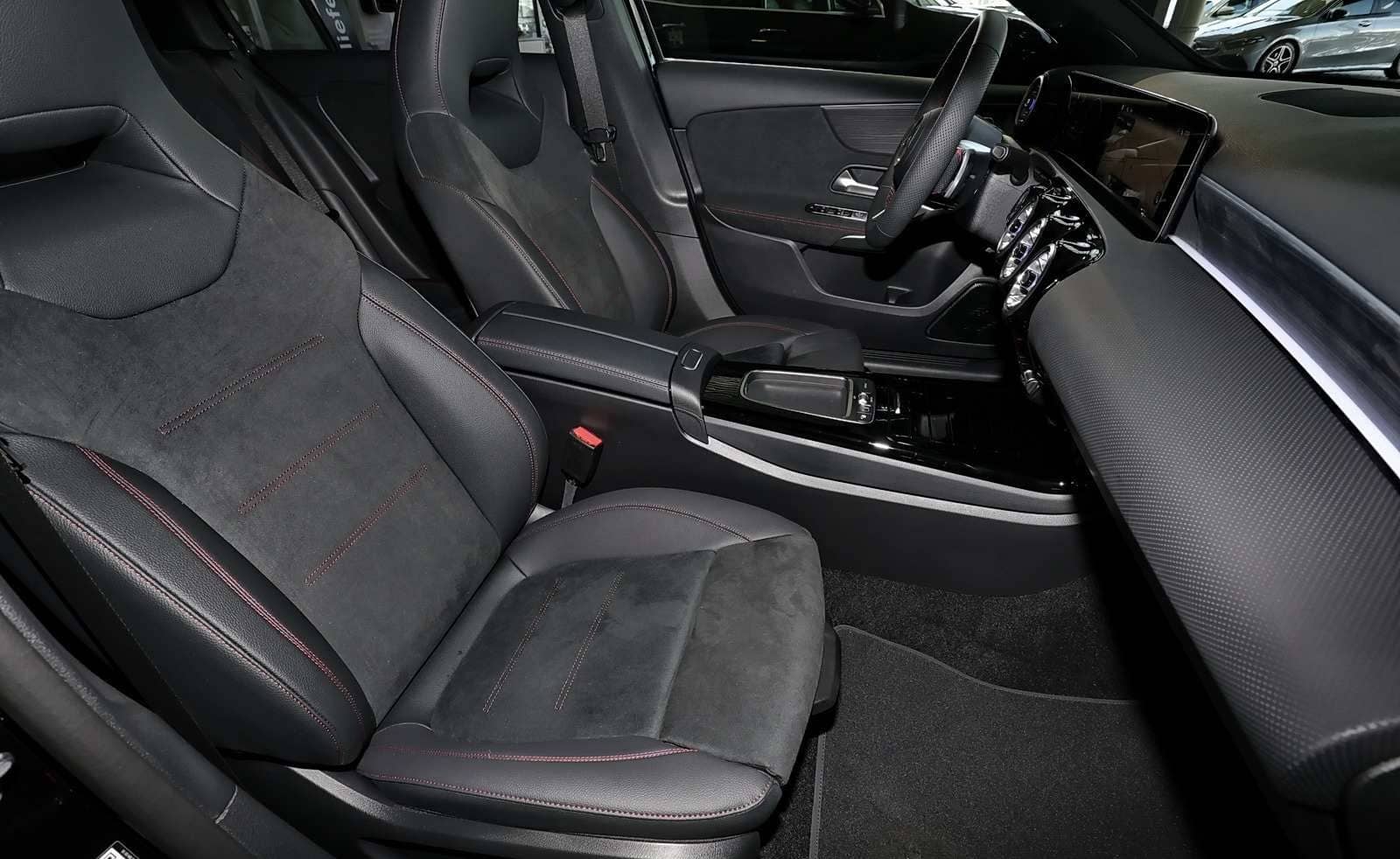 Mercedes-Benz A 180 AMG RüKam+LED+Pano+Night+Totwink+Distronic foto 4