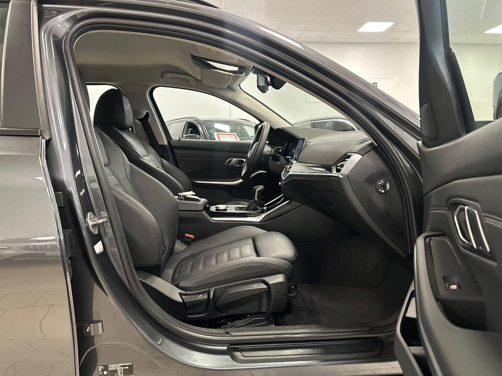 BMW 318d/LCPProf/Navi/LEDerSportStz/Temp/M-Lenkrad foto 23