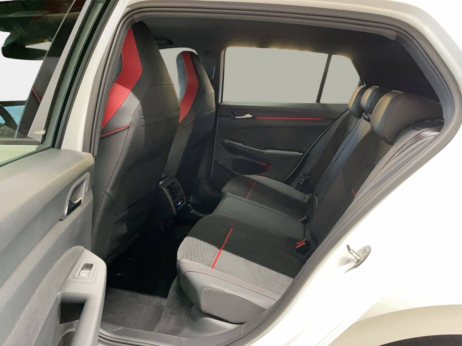 Volkswagen Golf VIII GTI Clubsport 2.0 TSI DSG ACC AUT Kam. foto 11