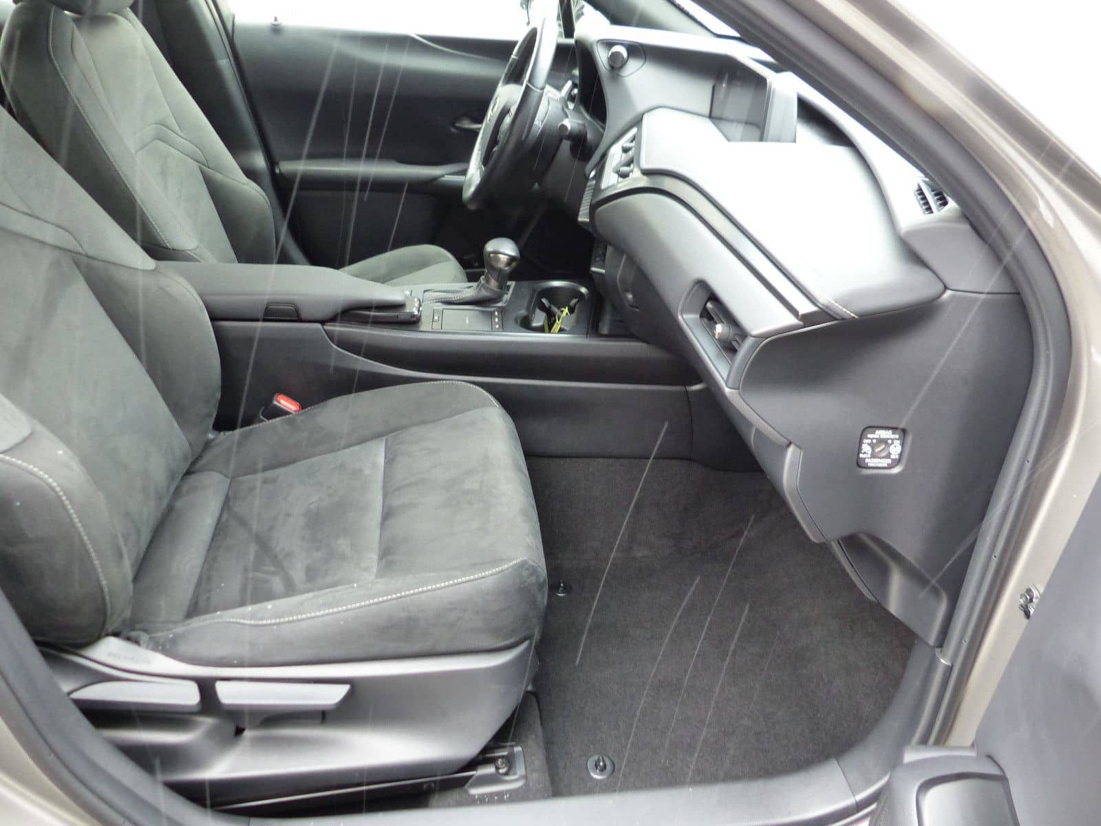 Lexus UX 250h Launch Edition Navi Kamera Velours DAB foto 6