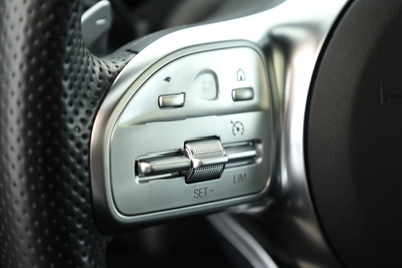 Mercedes-Benz GLA 220 d 8G 4M AMG LED Pano Digi Navi SHZ Kam foto 16