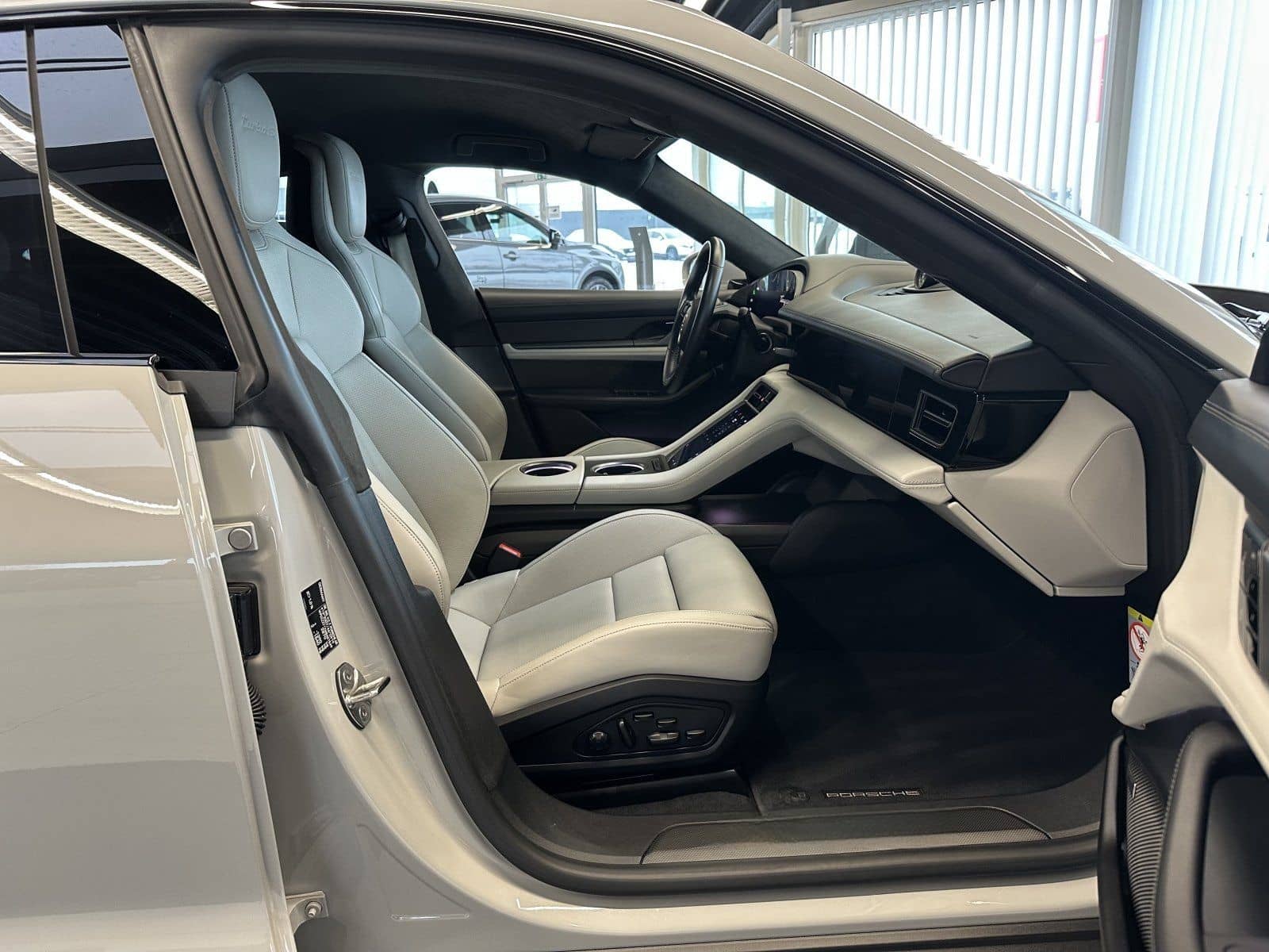 Porsche Taycan Turbo S/KREIDE/CARBON/CERAMIC/ foto 14