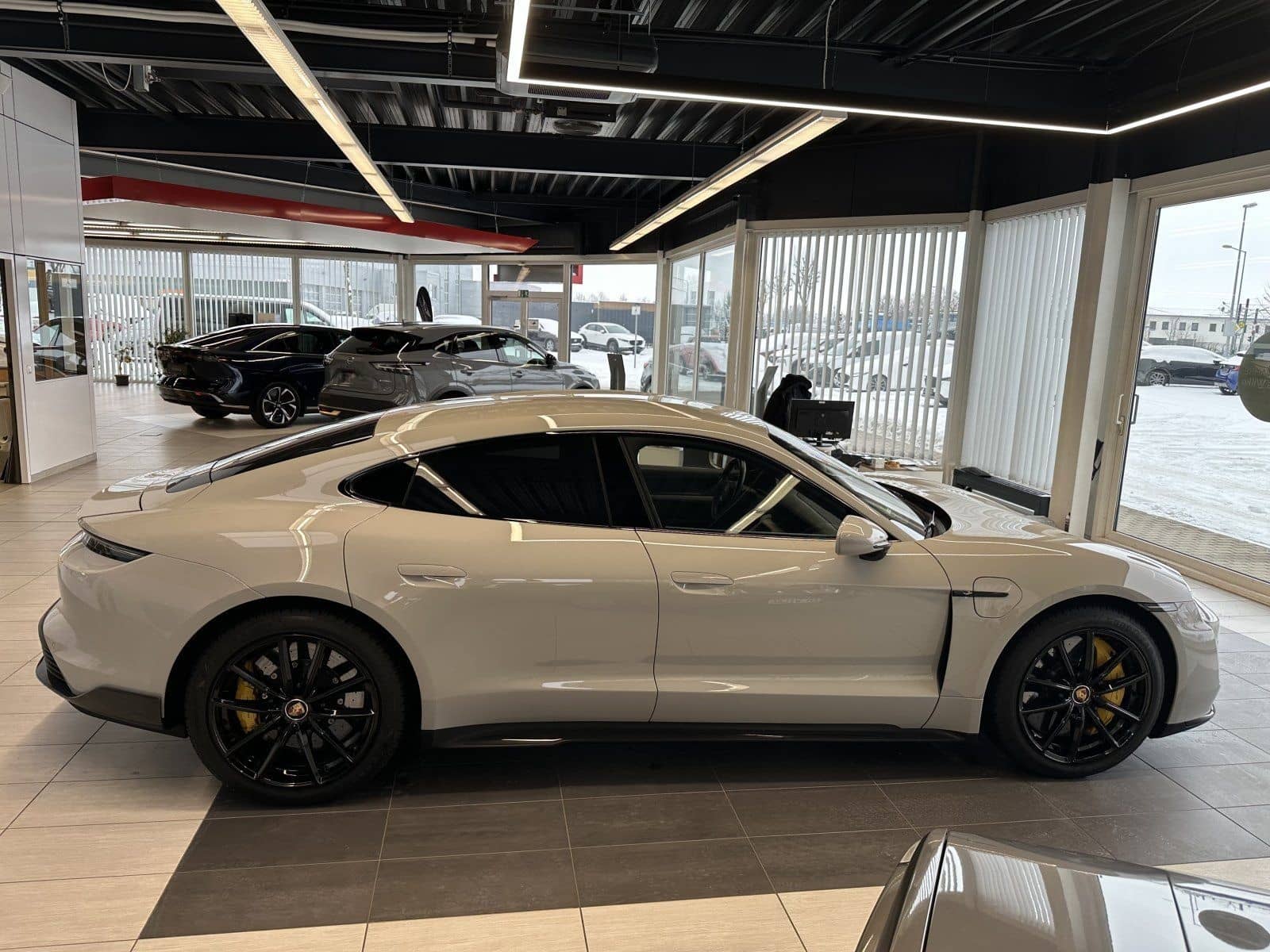 Porsche Taycan Turbo S/KREIDE/CARBON/CERAMIC/ foto 6