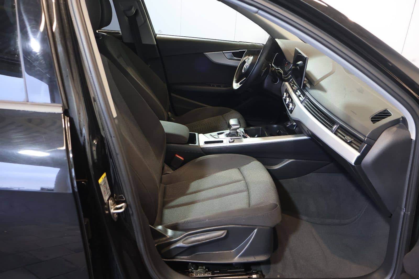 Audi A4 Avant 35 TFSI CARPLAY+KEY+LED+LANE+17" foto 11