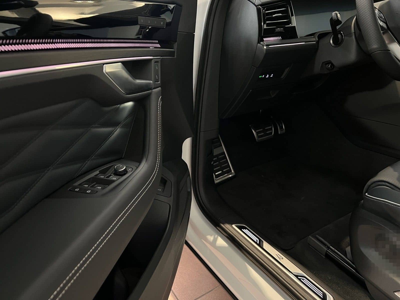 Volkswagen Touareg V6 3.0 TDI 210 kW 4Motion R-Line foto 9