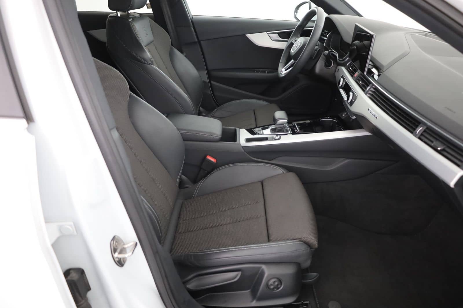 Audi A4 Avant 40 TDI S-Line quattro Aut. LED ACC Navi foto 23