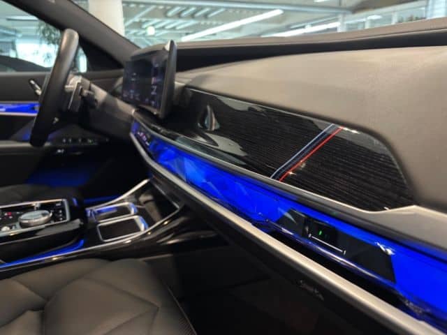 BMW 740 d xDrive M Sport PanoSky StHzg IconGl Aktivl foto 15