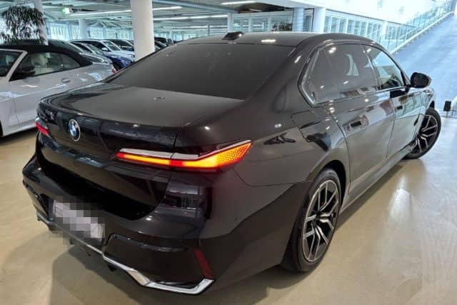 BMW 740 d xDrive M Sport PanoSky StHzg IconGl Aktivl foto 3