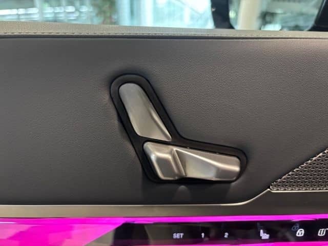 BMW 740 d xDrive M Sport PanoSky StHzg IconGl Aktivl foto 8