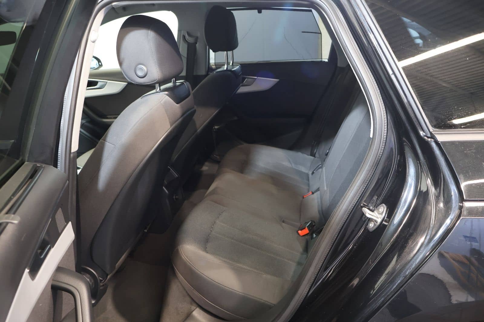 Audi A4 Avant 35 TFSI CARPLAY+FRONT+KEY+LED+17" foto 13