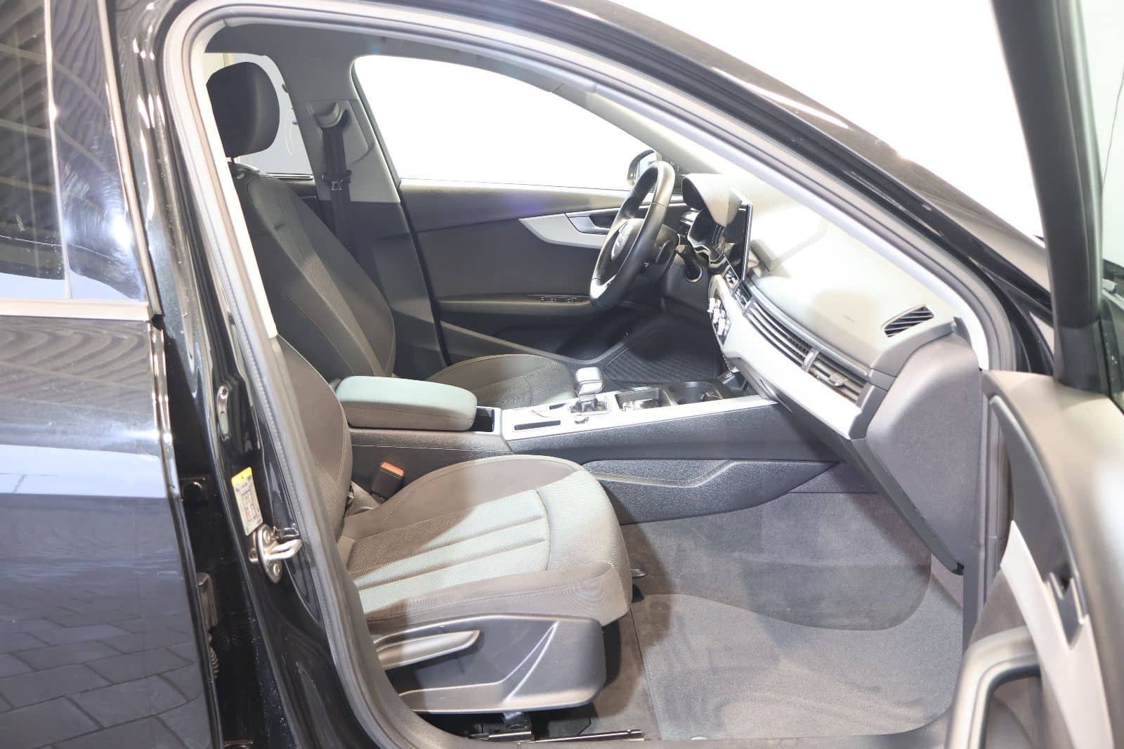 Audi A4 Avant 35 TFSI CARPLAY+FRONT+KEY+LED+17" foto 15