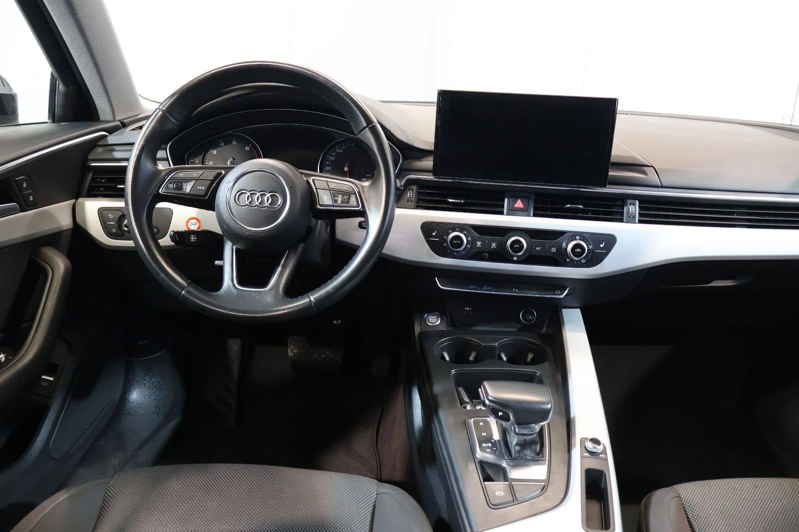 Audi A4 Avant 35 TFSI CARPLAY+FRONT+KEY+LED+17" foto 8