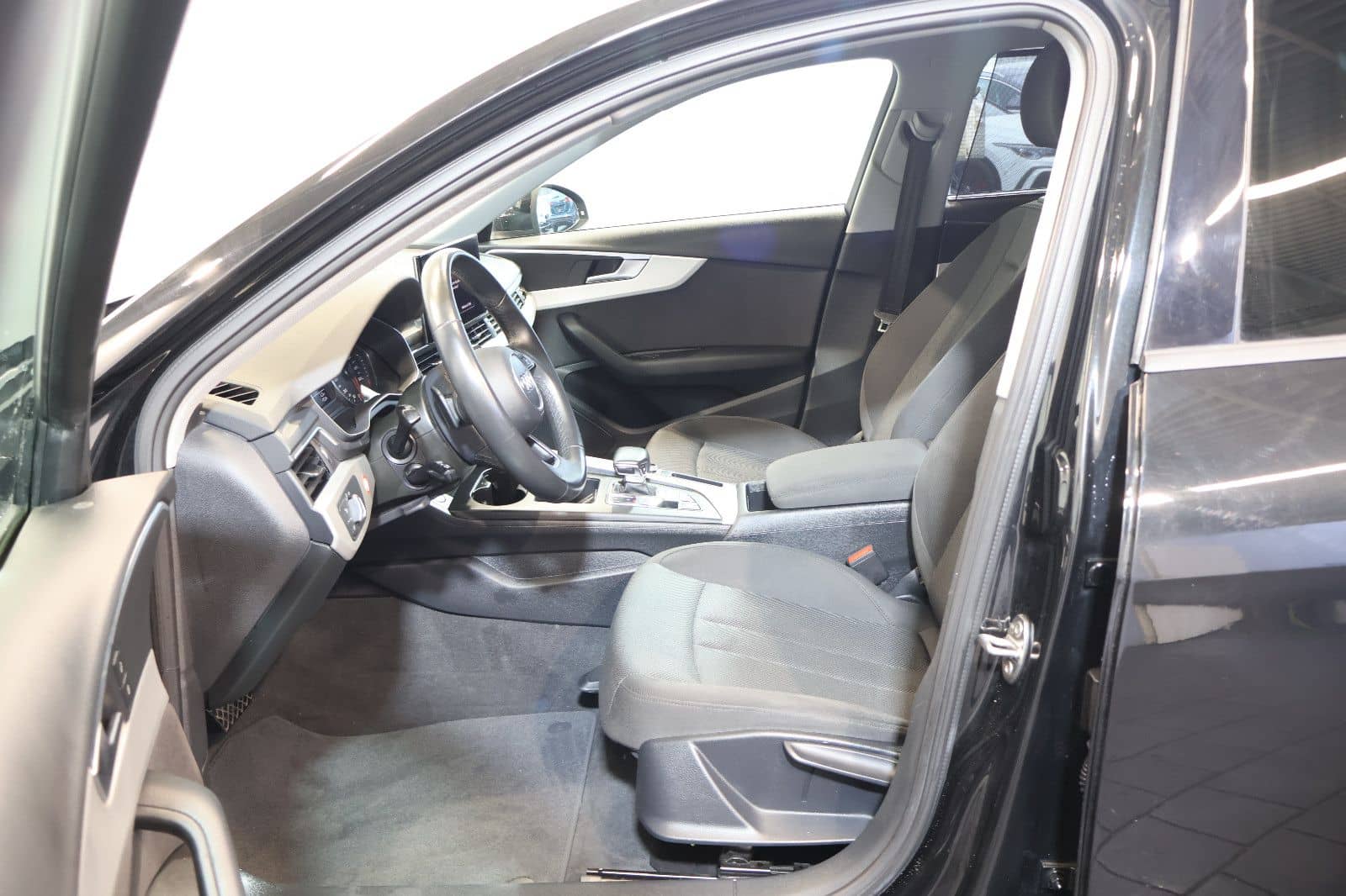 Audi A4 Avant 35 TFSI CARPLAY+FRONT+KEY+LED+17" foto 10