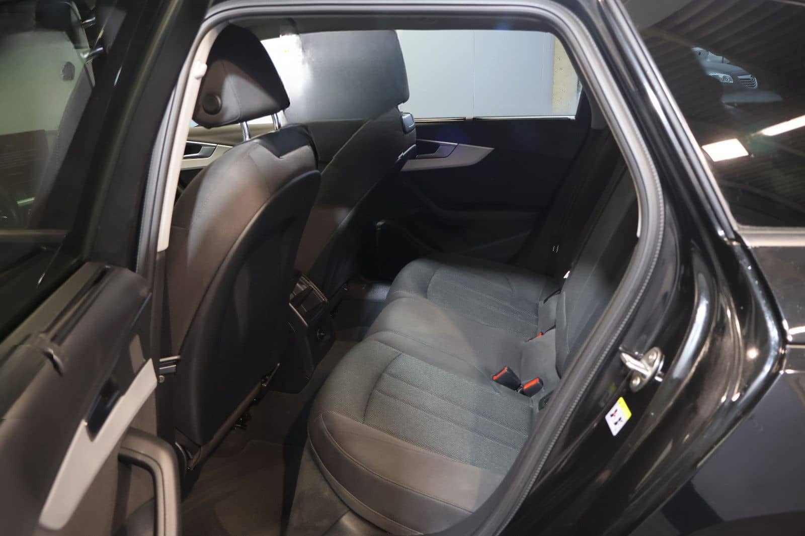 Audi A4 Avant 35 TFSI CARPLAY+FRONT+KEY+LED+17" foto 12