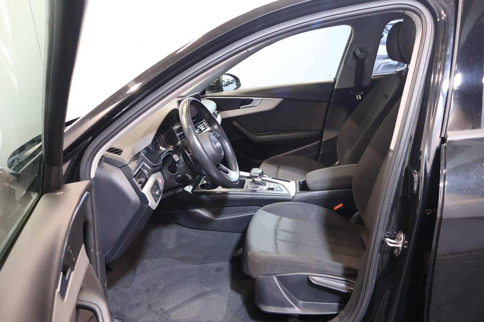 Audi A4 Avant 35 TFSI CARPLAY+FRONT+KEY+LED+17" foto 10