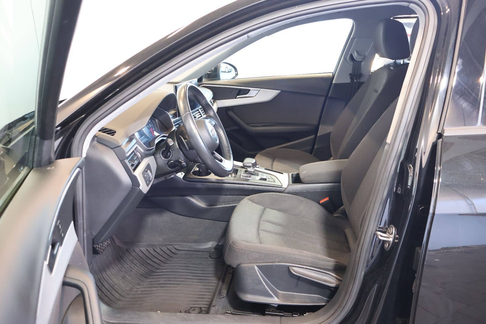 Audi A4 Avant 35 TFSI NAVI+CARPLAY+KEY+LED+17" foto 10