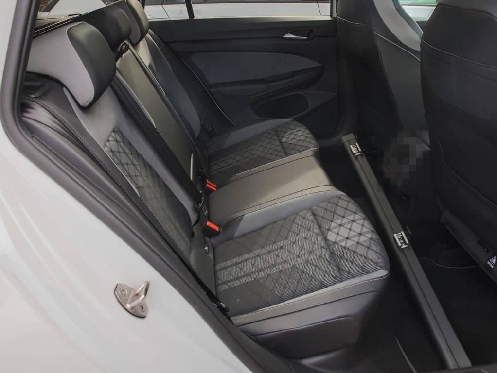 Volkswagen Golf 8 Var. 2.0 TDI R-Line Black Matrix Nav Pano foto 6