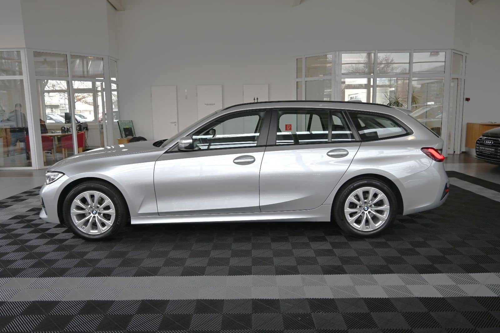 BMW 318d T Advantage LED Nav ACC Leder PDC L-Cockpit foto 3