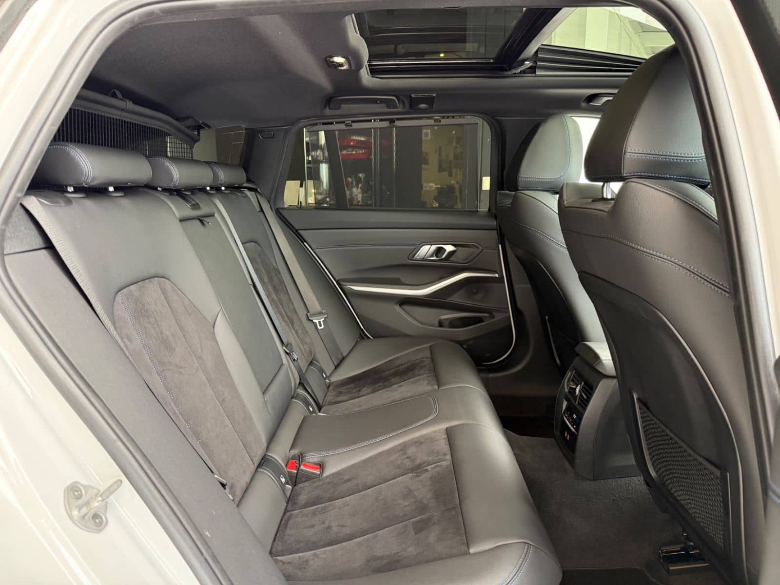 BMW 330 i xDrive M Sport Pano AHK Garantie foto 12