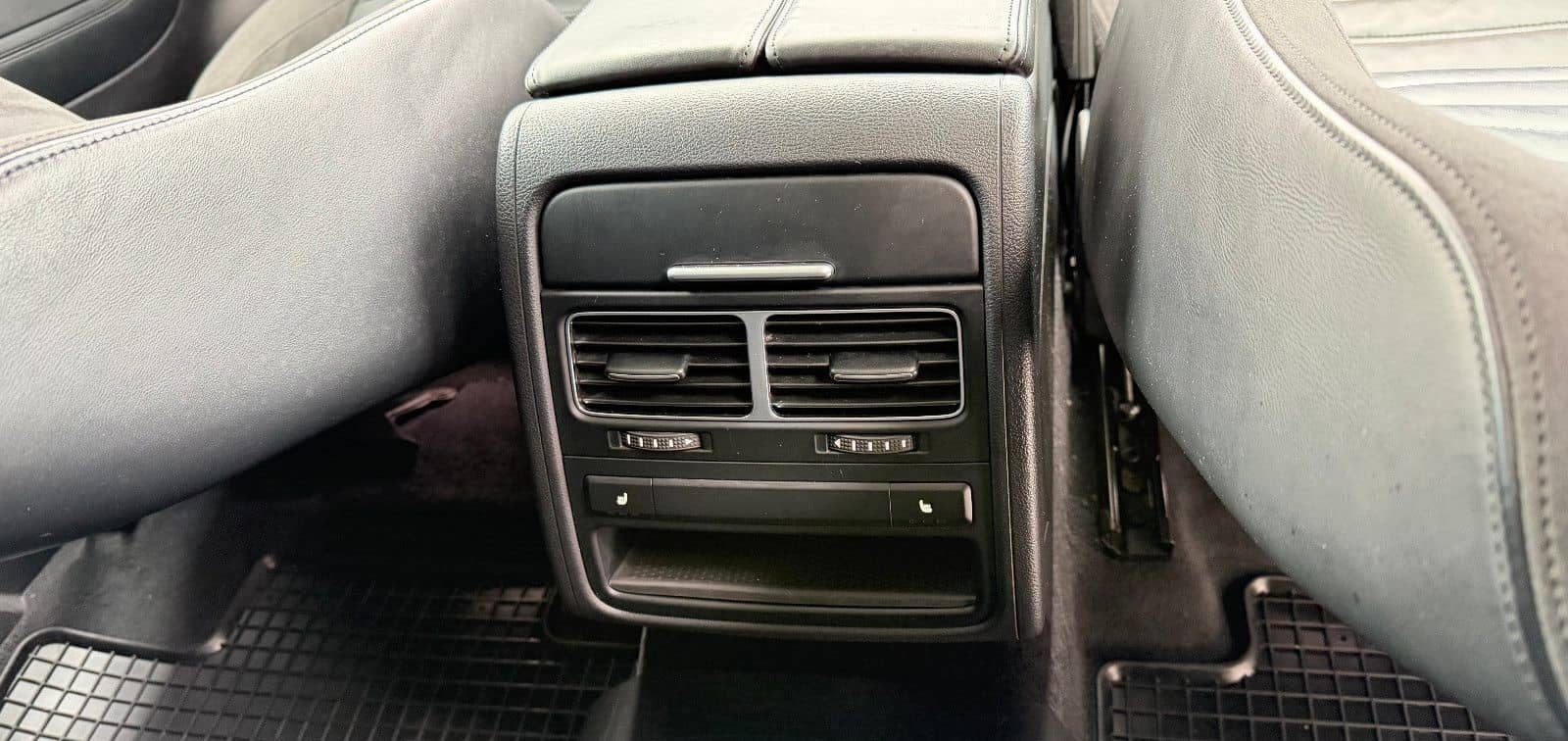 Volkswagen Touareg 3.0 V6 R Line LTDI SCR Exclusive BMT foto 4