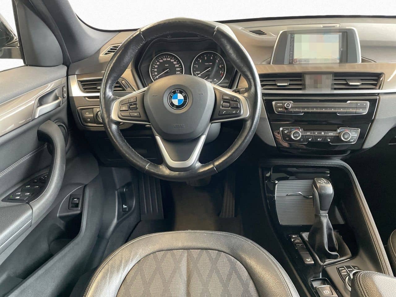 BMW X1 xDrive20i xLine 19"LM,Pano,AHK,Navi,erw.LED foto 12