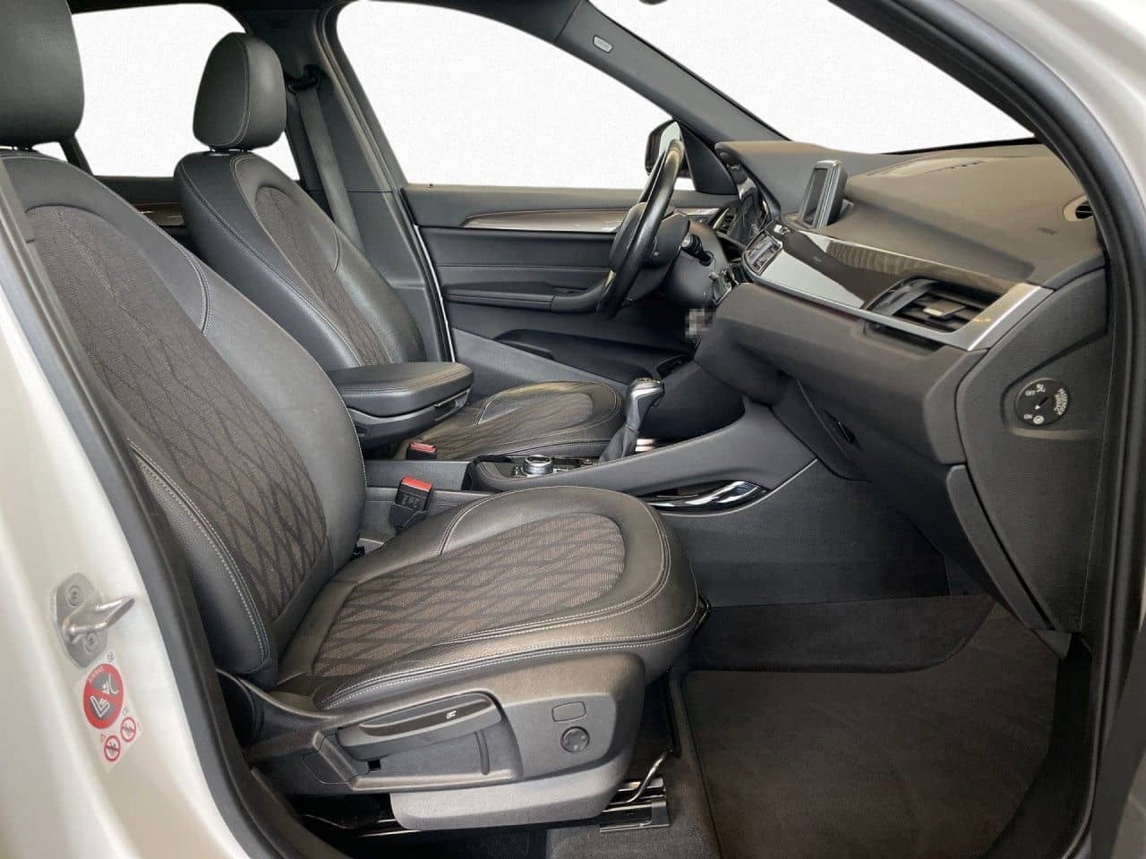 BMW X1 xDrive20i xLine 19"LM,Pano,AHK,Navi,erw.LED foto 8