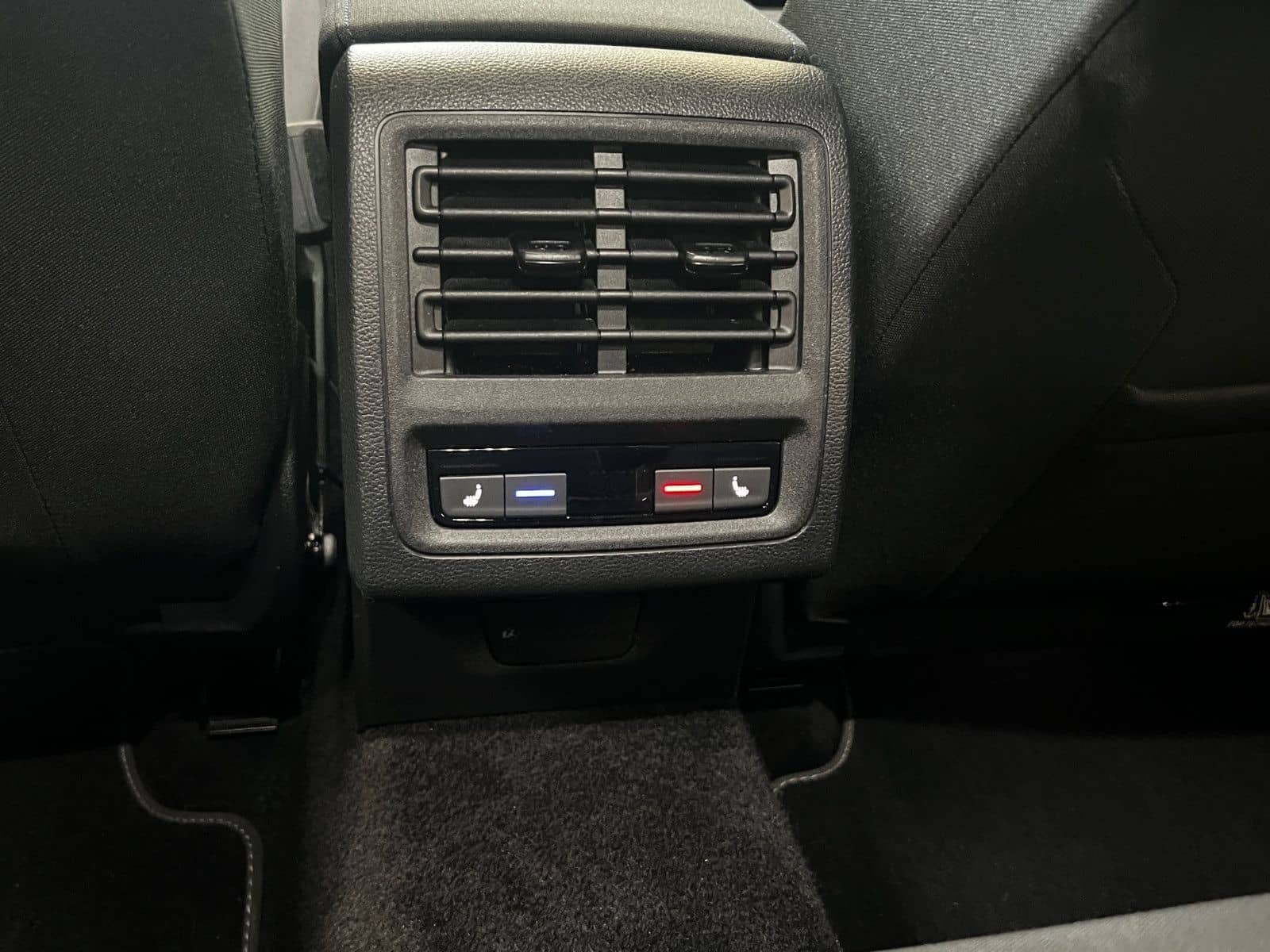 Volkswagen Golf VIII 1.5 TSI United Navi ACC STHZ SZH v+h foto 21