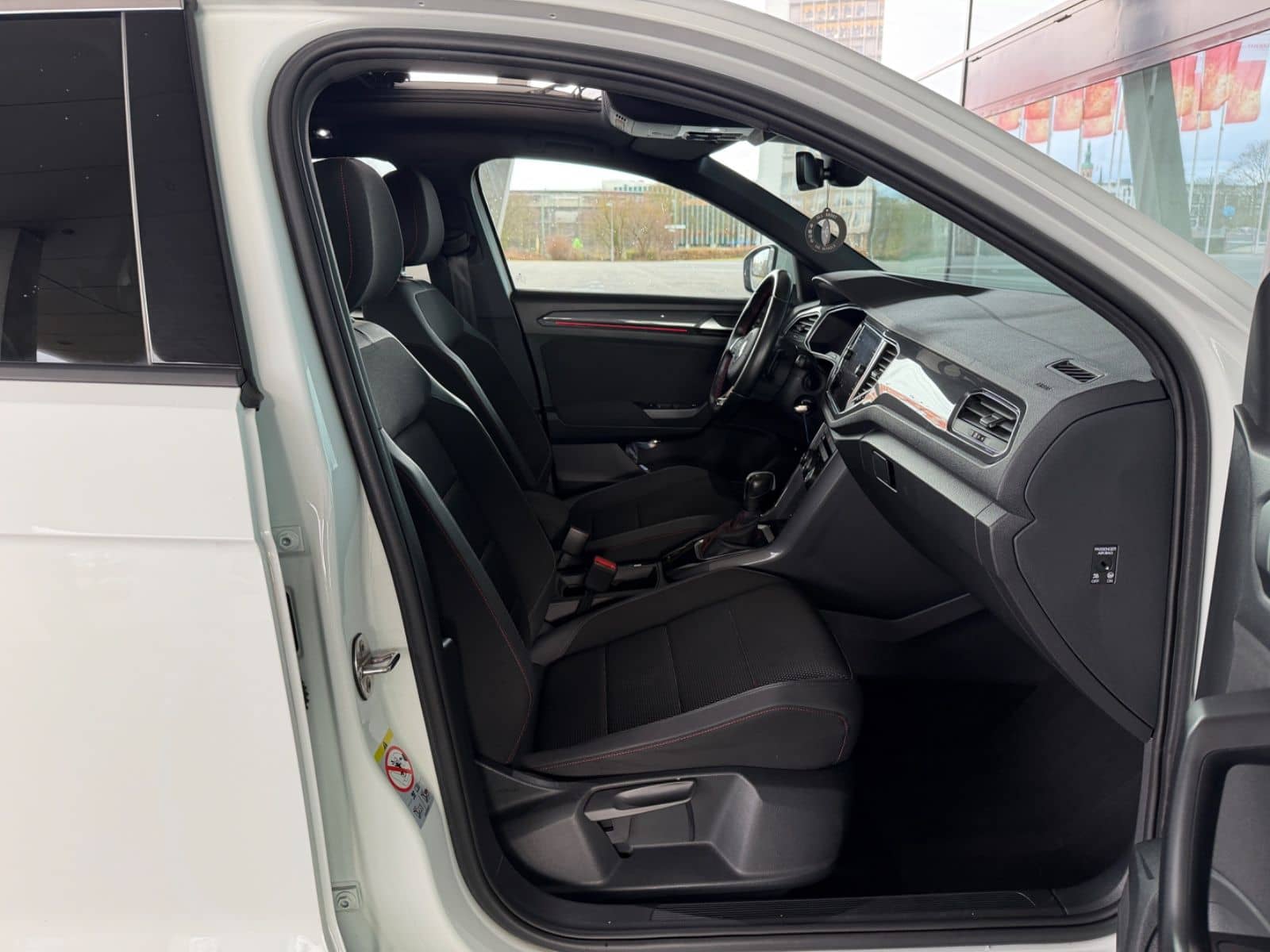 Volkswagen T-ROC SPORT AUT. 150PS | PANO | NAVI | MFL | DAB foto 19