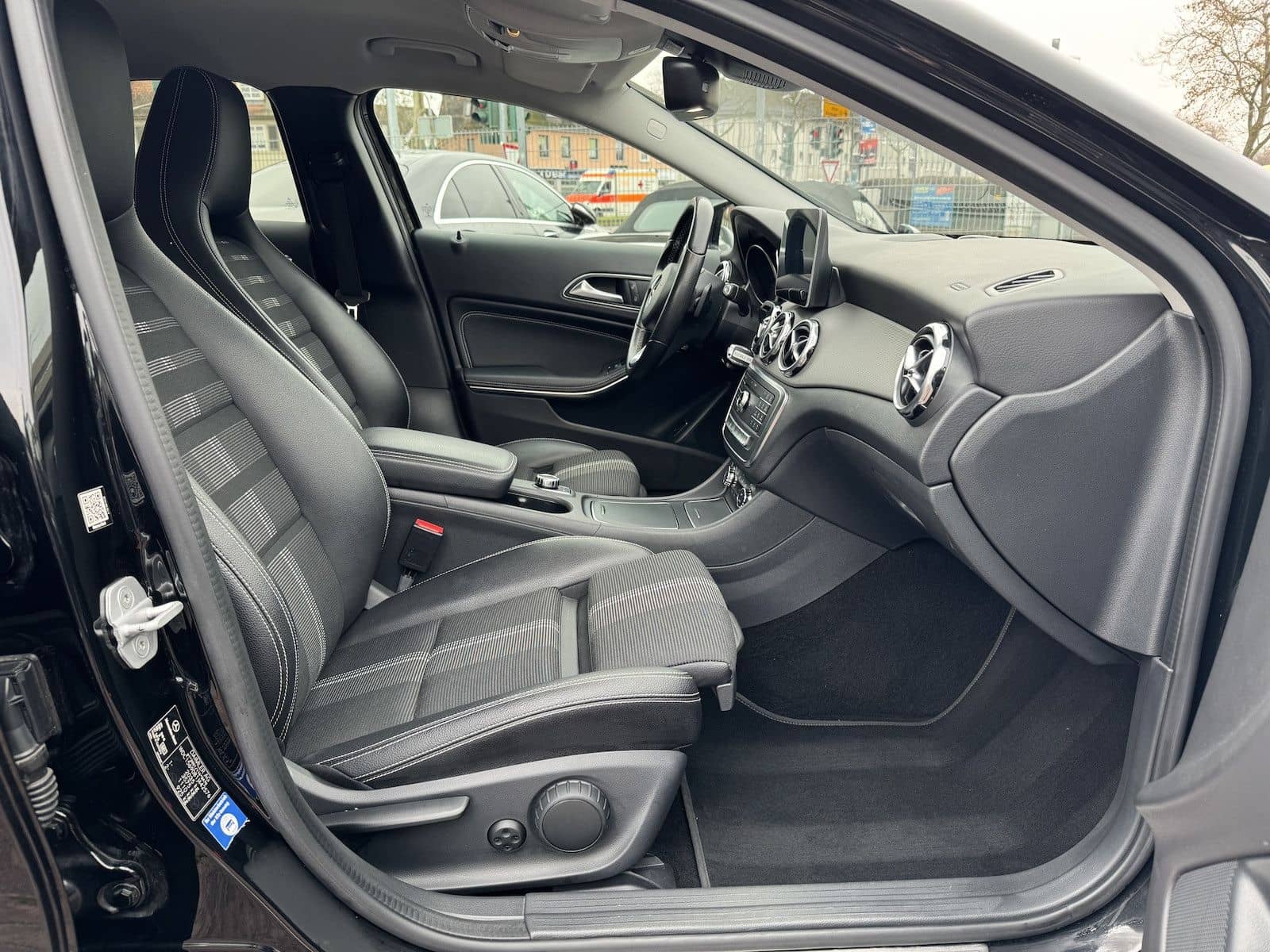 Mercedes-Benz GLA 200 d URBAN AMG NIGHT DISTR RFKA LED TWA foto 14