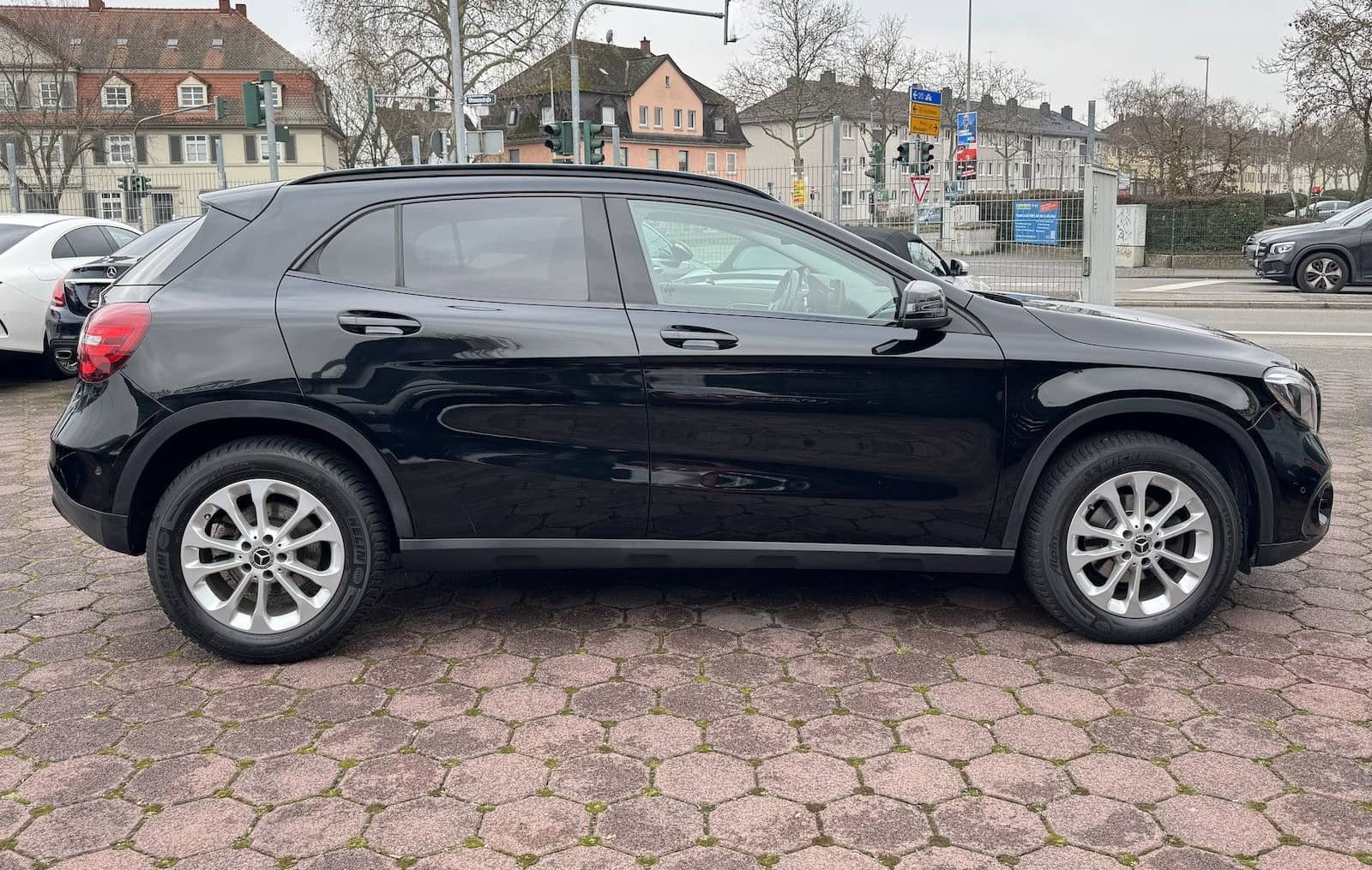 Mercedes-Benz GLA 200 d URBAN AMG NIGHT DISTR RFKA LED TWA foto 4