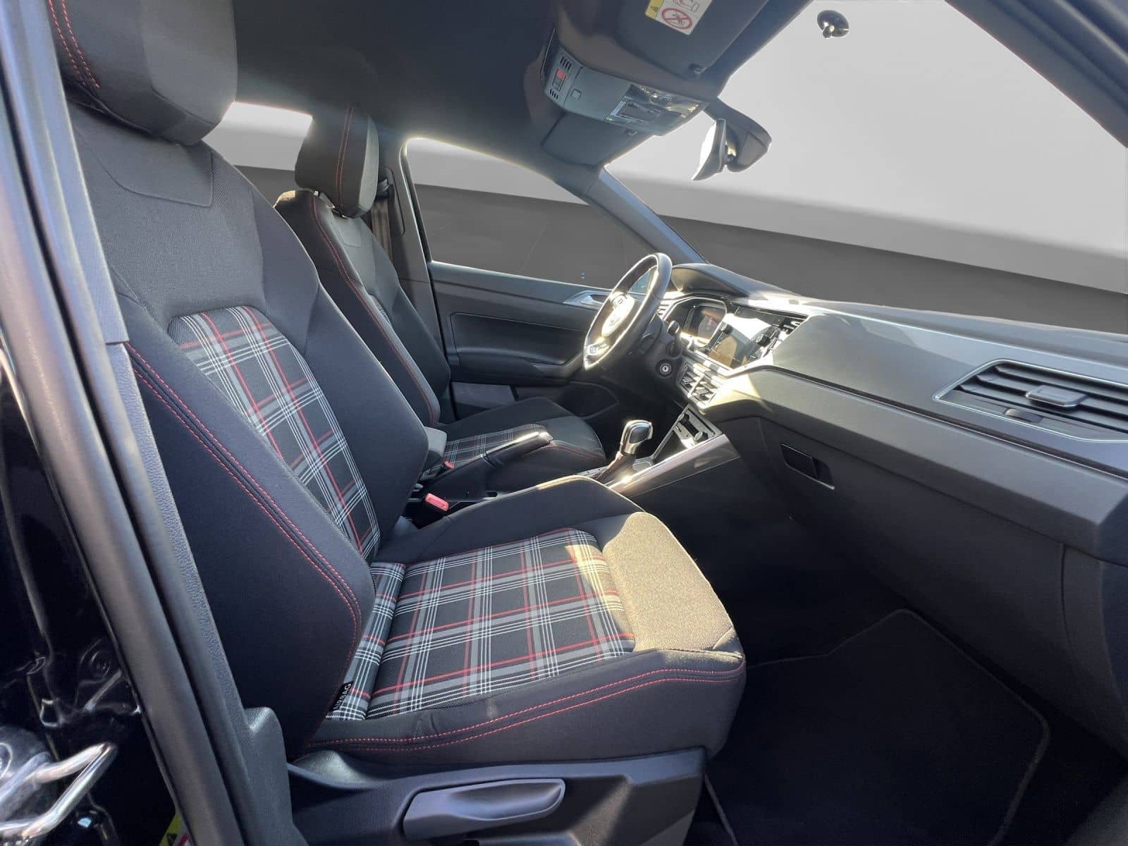 Volkswagen Polo 2.0 TSI DSG GTI LM18 BEATS NAVI LED VIRTUAL foto 4