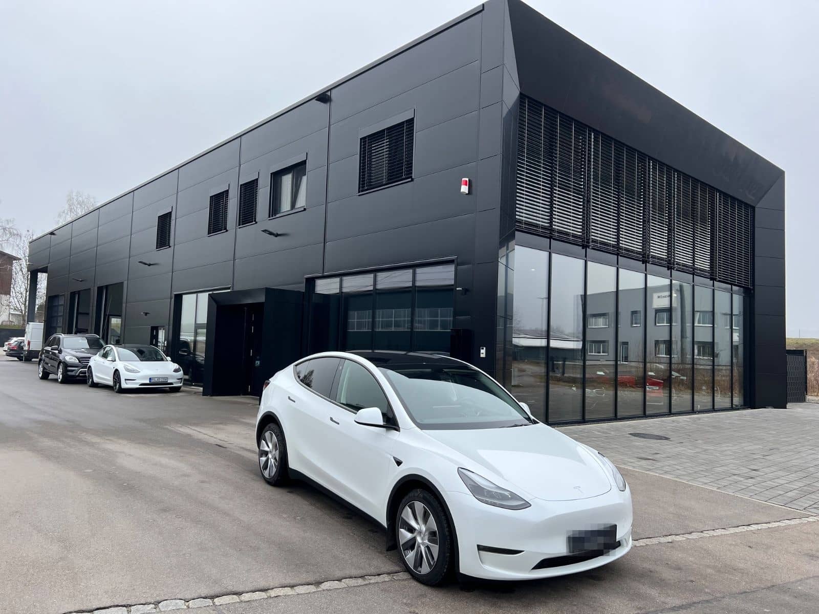 Tesla Model Y Long Range Dual AWD foto 1