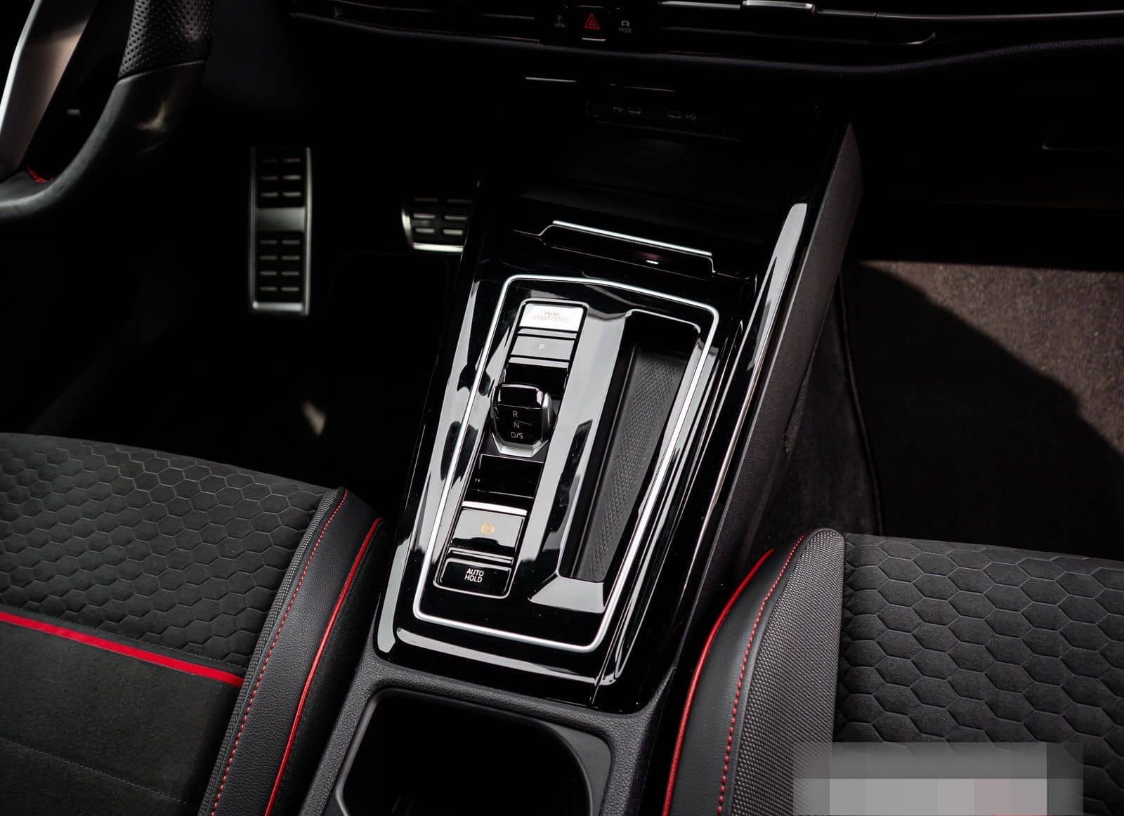 Volkswagen Golf VIII GTI Clubsport 2.0 TSI Navi LED+ ACC 18 foto 16