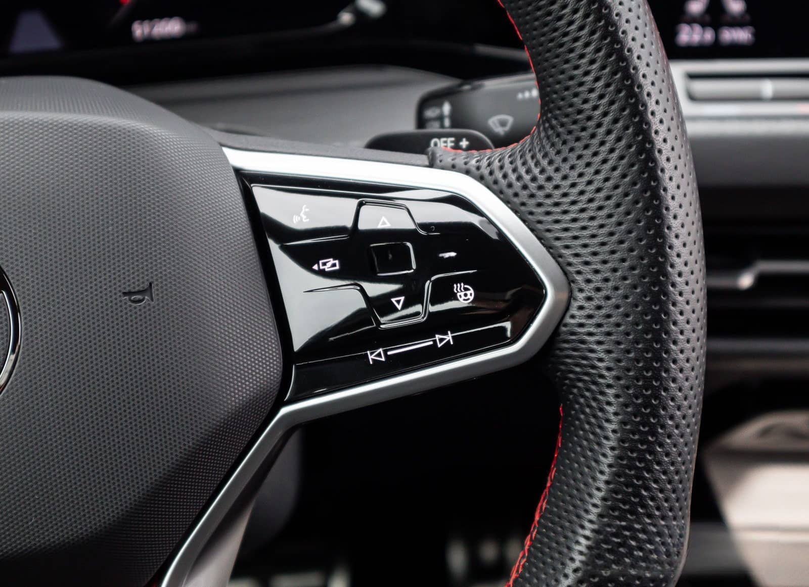 Volkswagen Golf VIII GTI Clubsport 2.0 TSI Navi LED+ ACC 18 foto 20