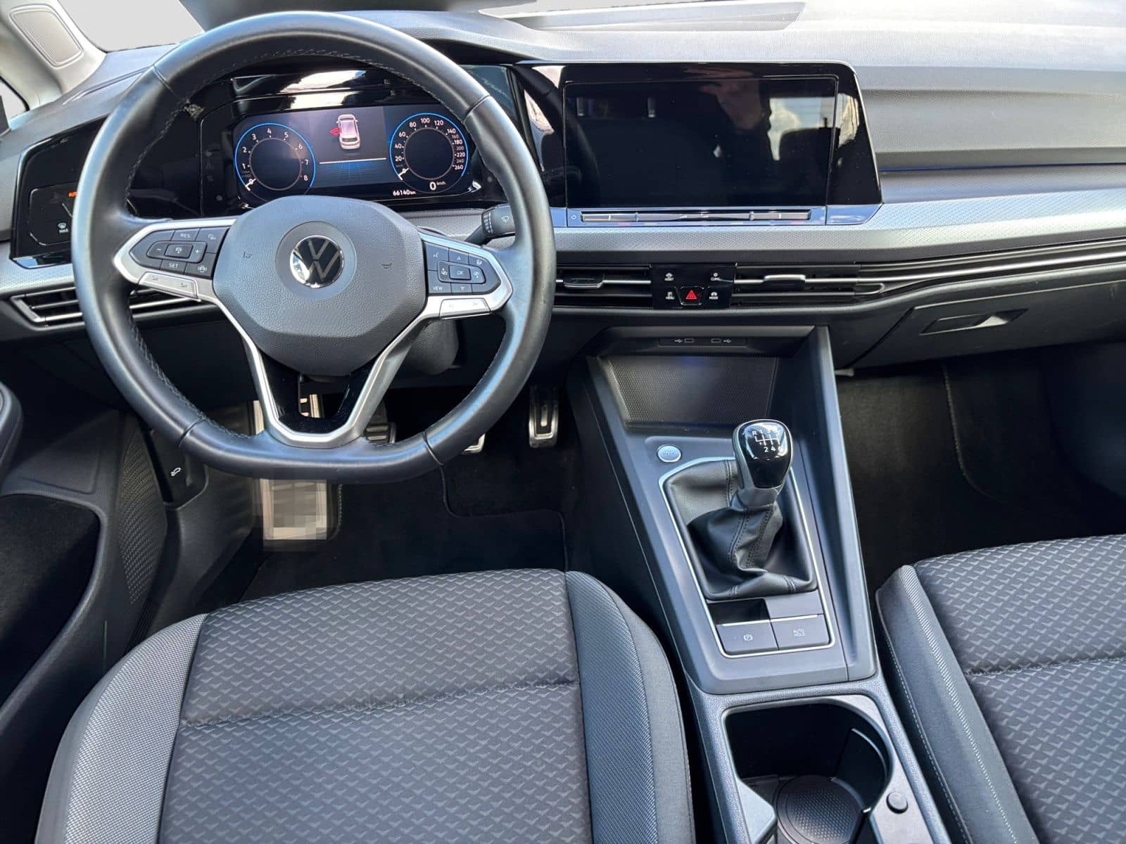 Volkswagen Golf VIII 1.5TSI Active LED AHK Navi APP Sitzhzg foto 6