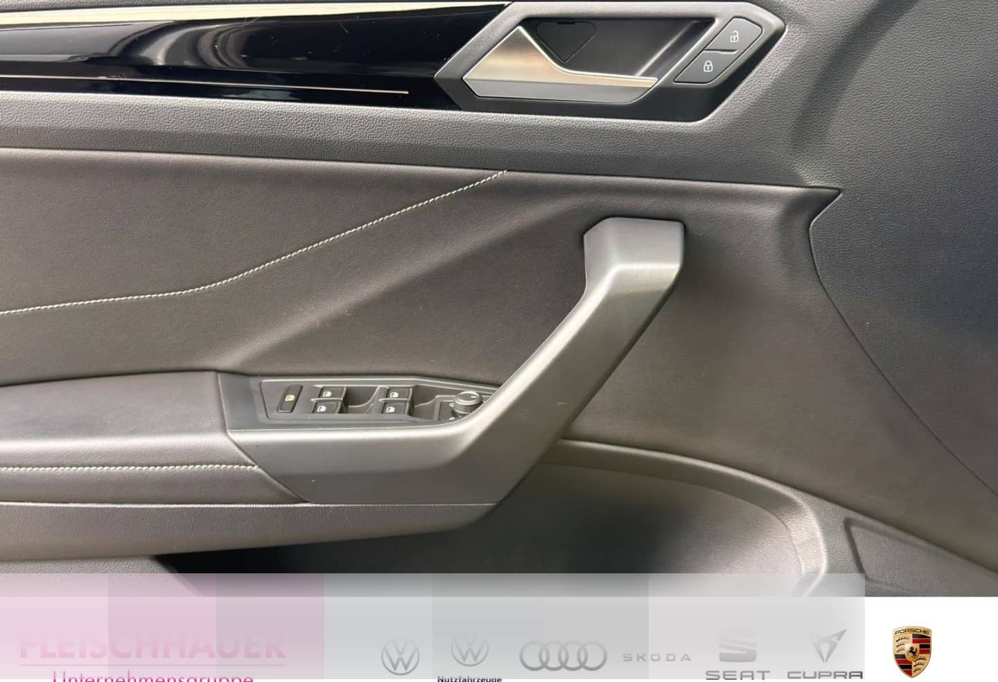 Volkswagen T-Roc R-Line 1.0 TSI  Navi+RK+ErgoActive+CarPlay foto 10