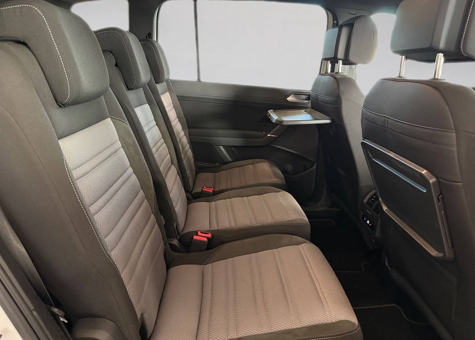 Volkswagen Touran 1.5 TSI R-Line BlackStyle DSG LED Navi AC foto 11