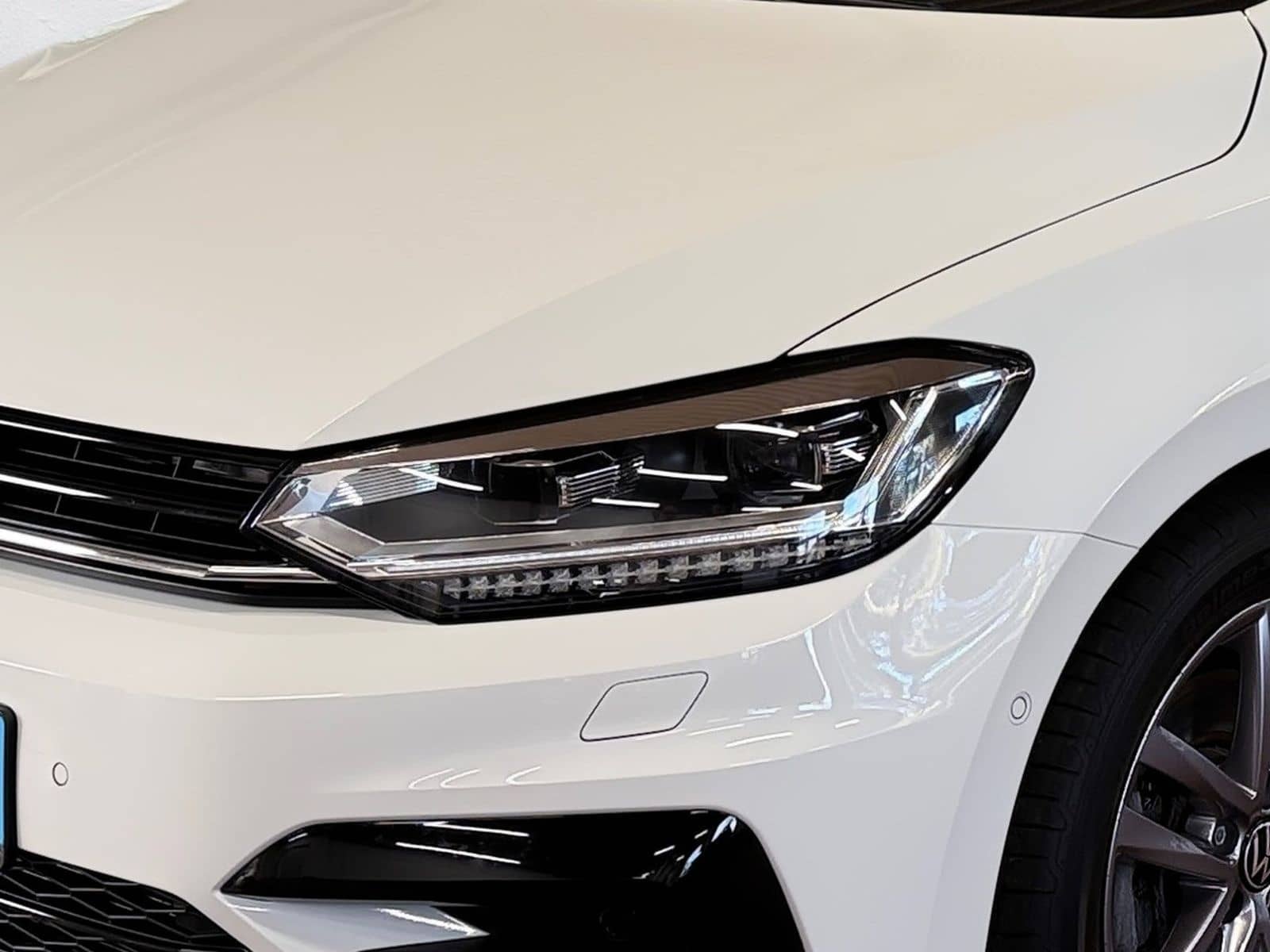 Volkswagen Touran 1.5 TSI R-Line BlackStyle DSG LED Navi AC foto 13