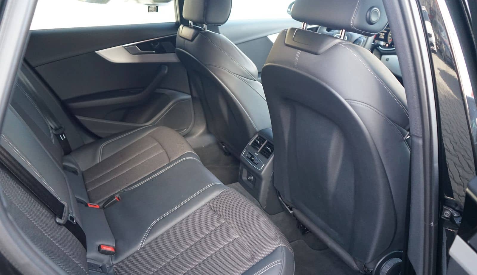 Audi A4 Avant 40 TDI S-Line quattro Aut. LED ACC Navi foto 11