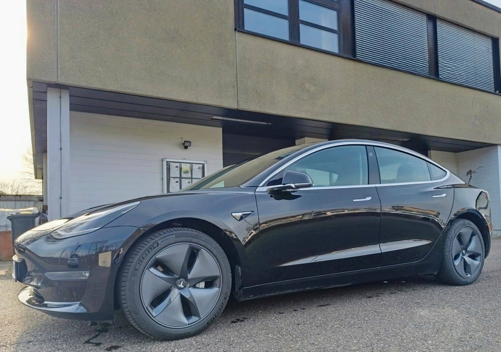 Tesla Model 3 Standard Range Plus RWD foto 1