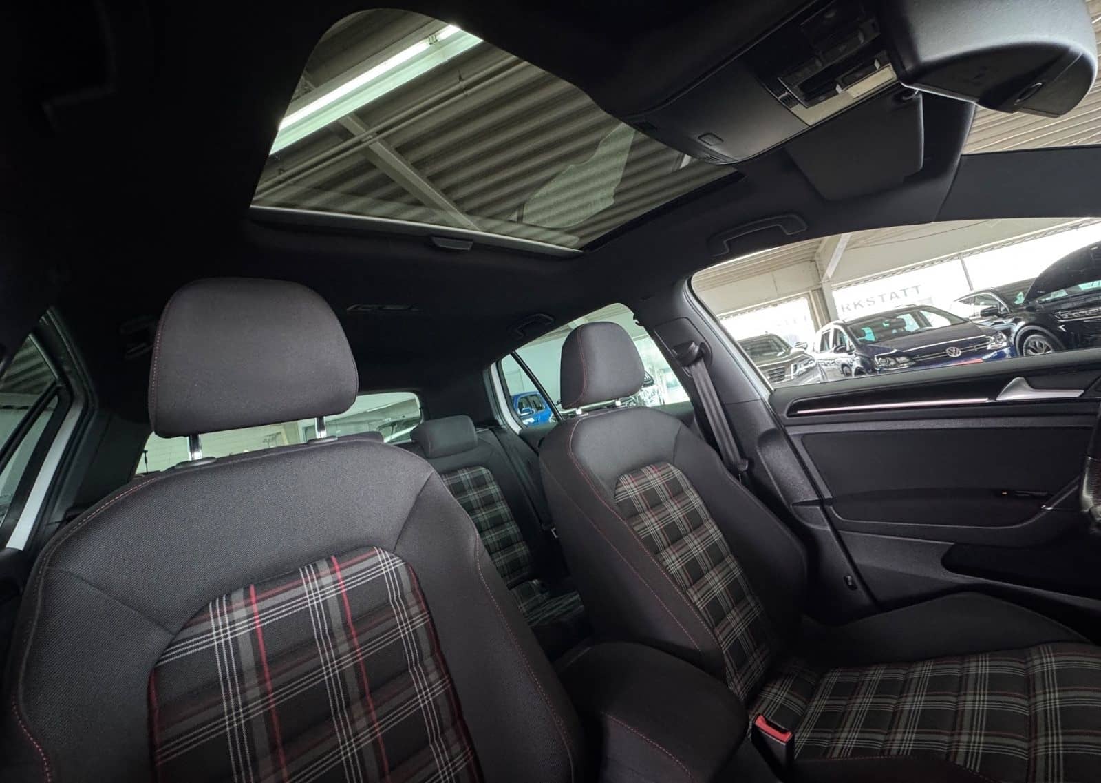 Volkswagen Golf VII Lim. GTI DSG *SHZ*PAN*ACC*NAV*PDC*RK*BX foto 10