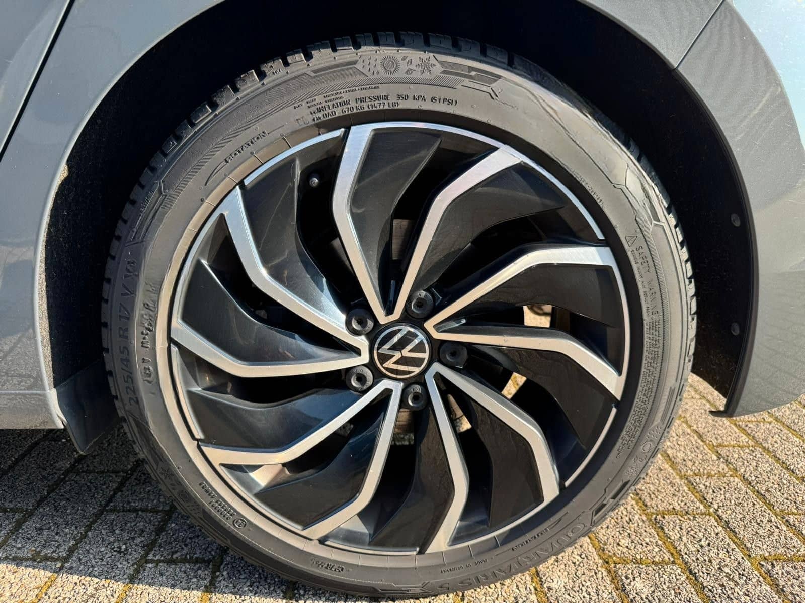 Volkswagen GOLF VIII 1.5 TSI LED KAMERA NAVI APP C. LKR.HZ. foto 24