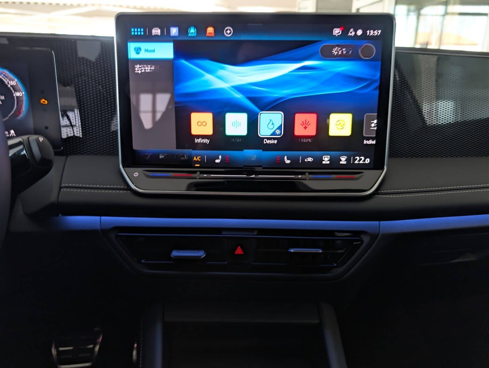 Volkswagen Tiguan 1.5 eTSI DSG NAVI/AZV/KAMERA/LED foto 24