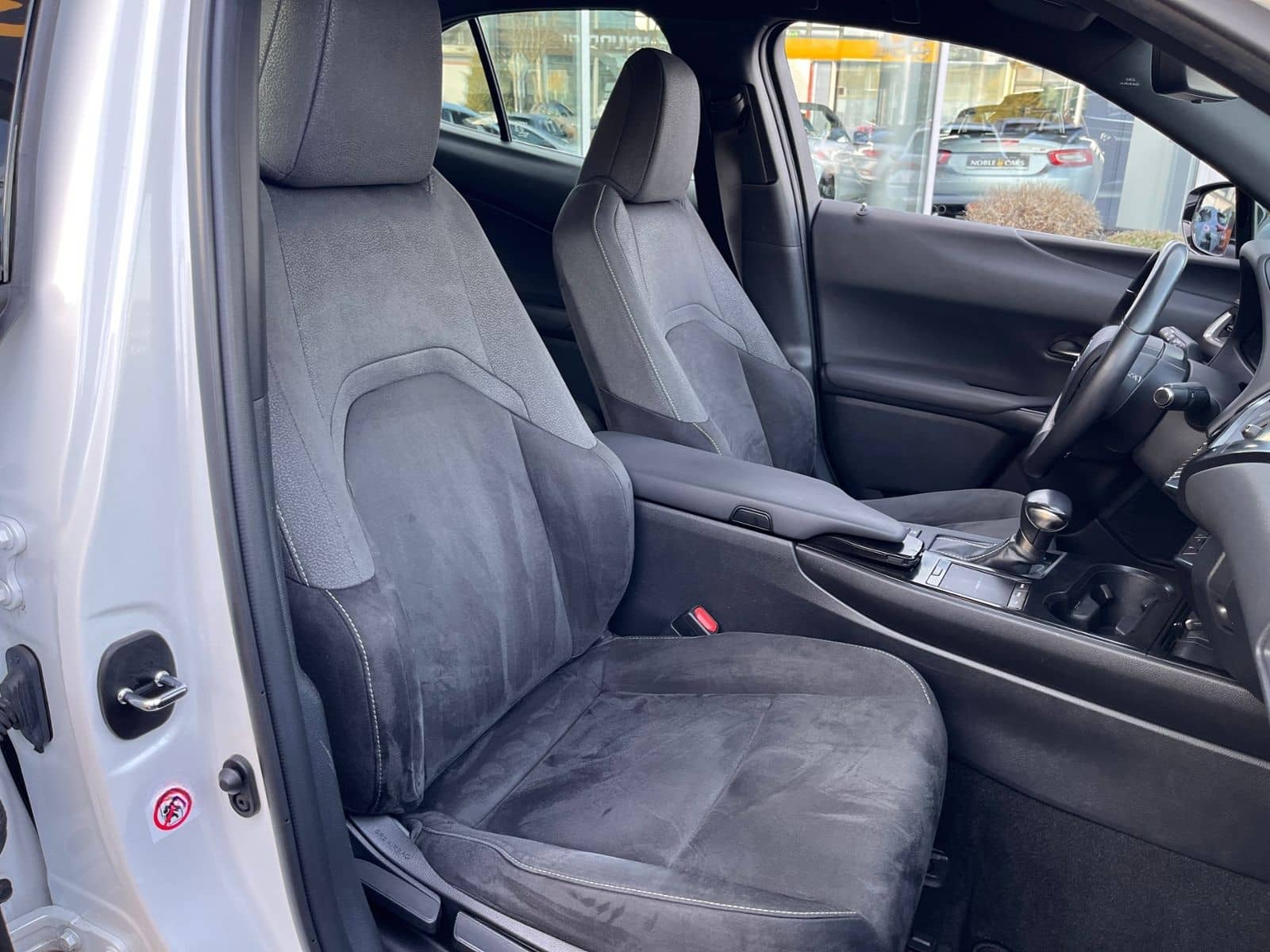 Lexus UX 250 h Launch Edition LED NAV SHZ RFK foto 23