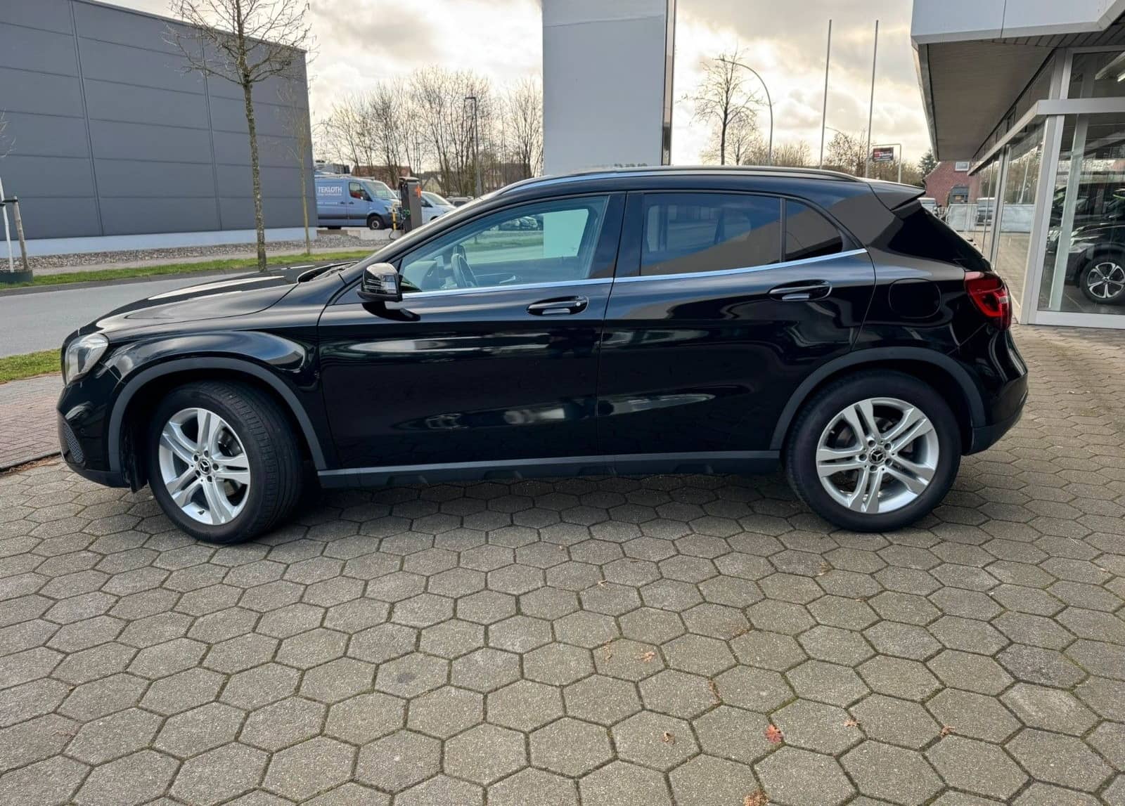 Mercedes-Benz GLA 220D 4Matic Urban/7G-DCT/AHK/LED foto 2