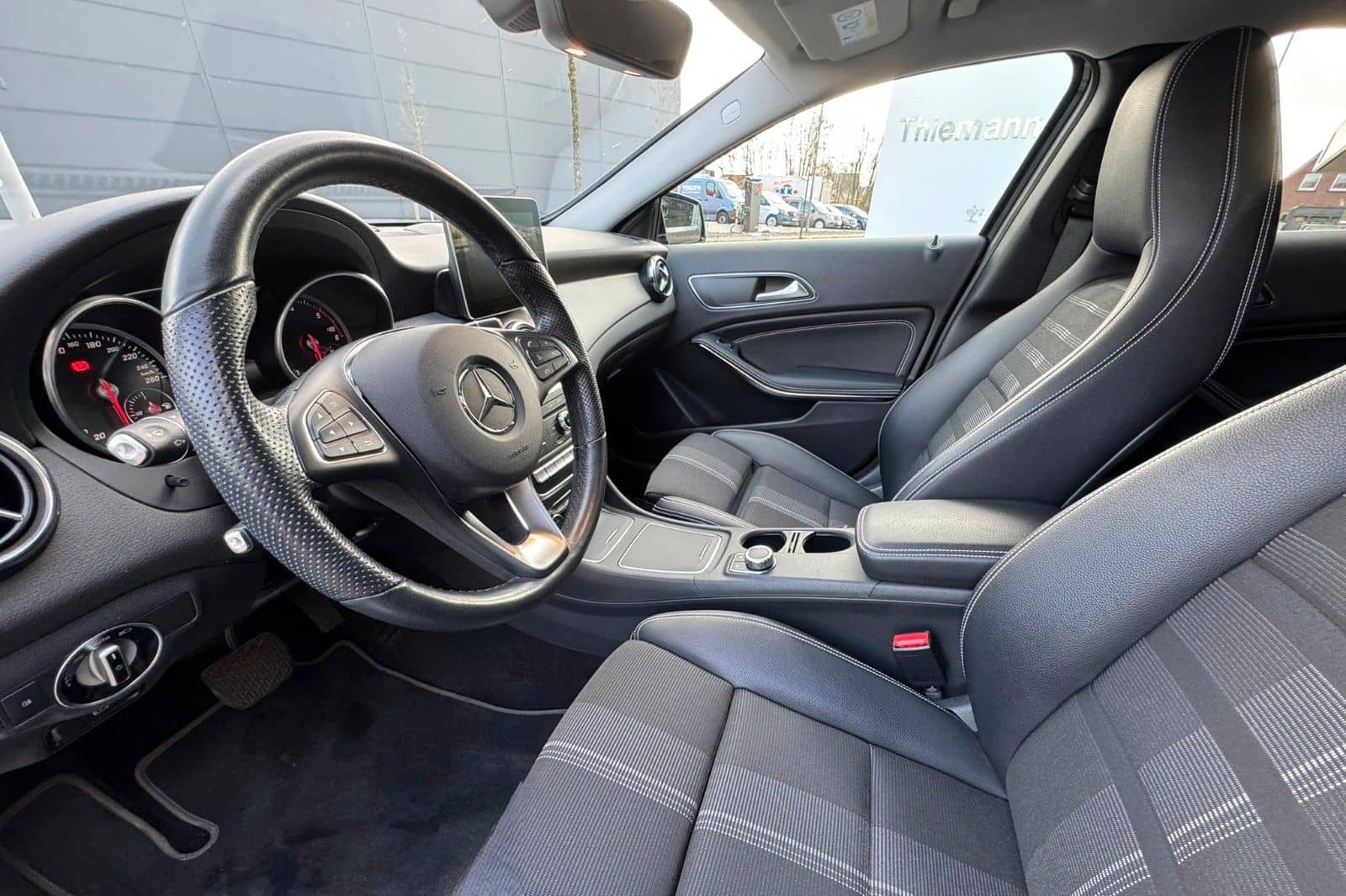 Mercedes-Benz GLA 220D 4Matic Urban/7G-DCT/AHK/LED foto 14