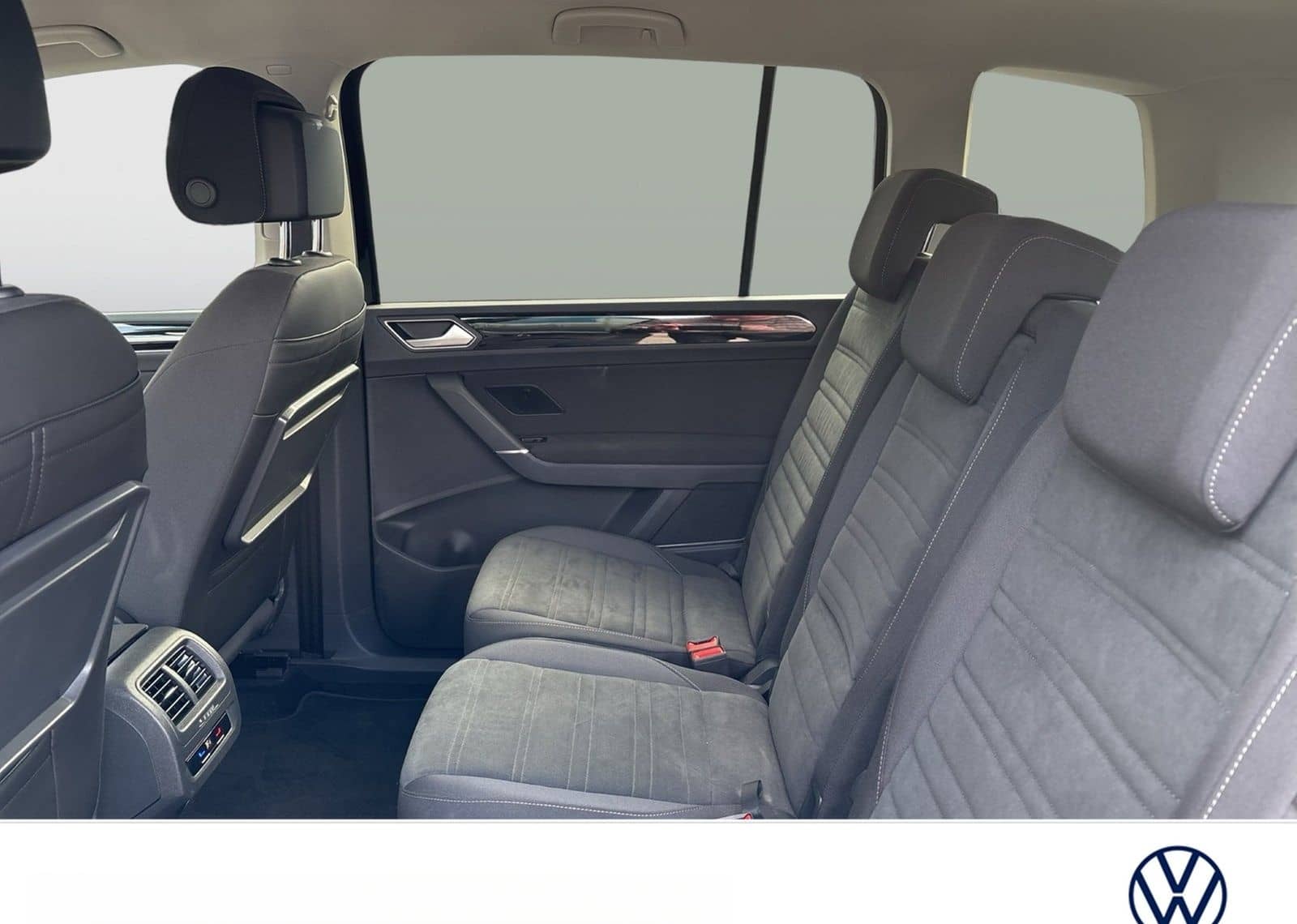 Volkswagen Touran 2.0 HIGHLINE AHK ACC LM17 NAVI CARPLAY foto 9